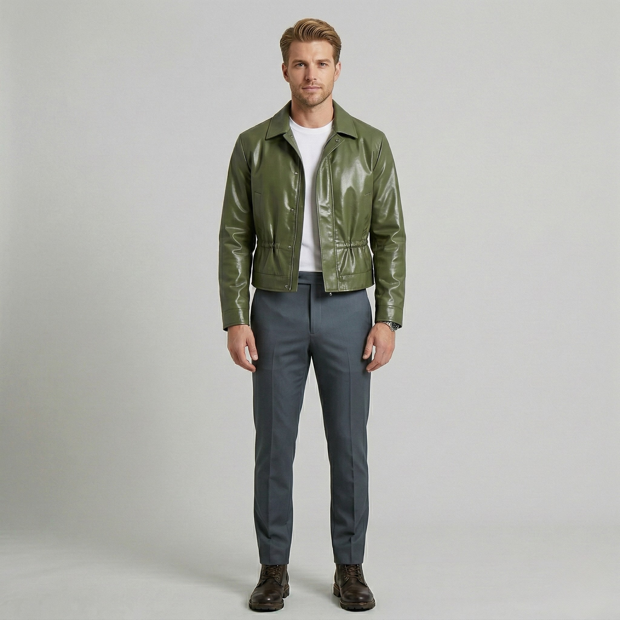 Glanset læderjakke med detaljer ved taljen