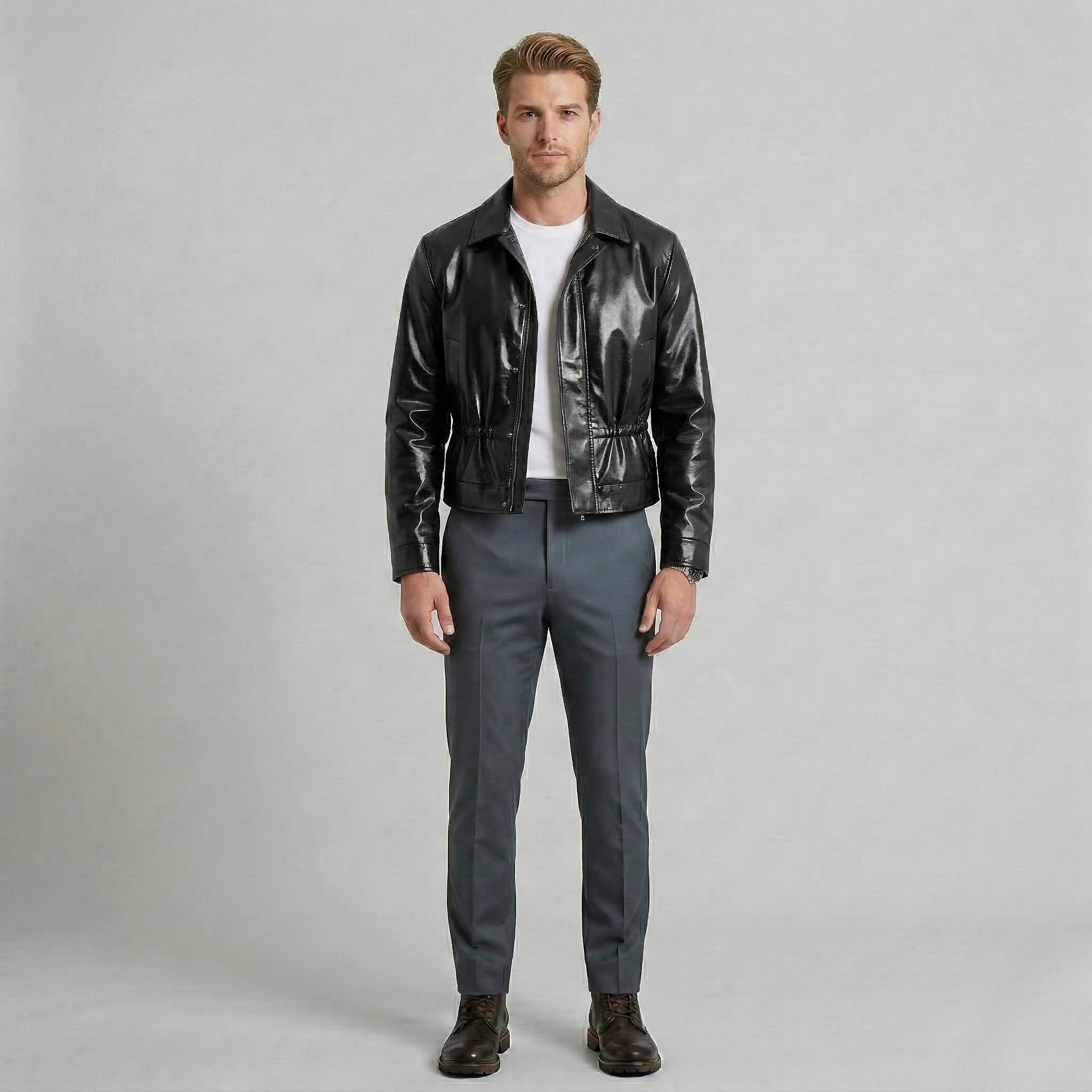 Glanset læderjakke med detaljer ved taljen