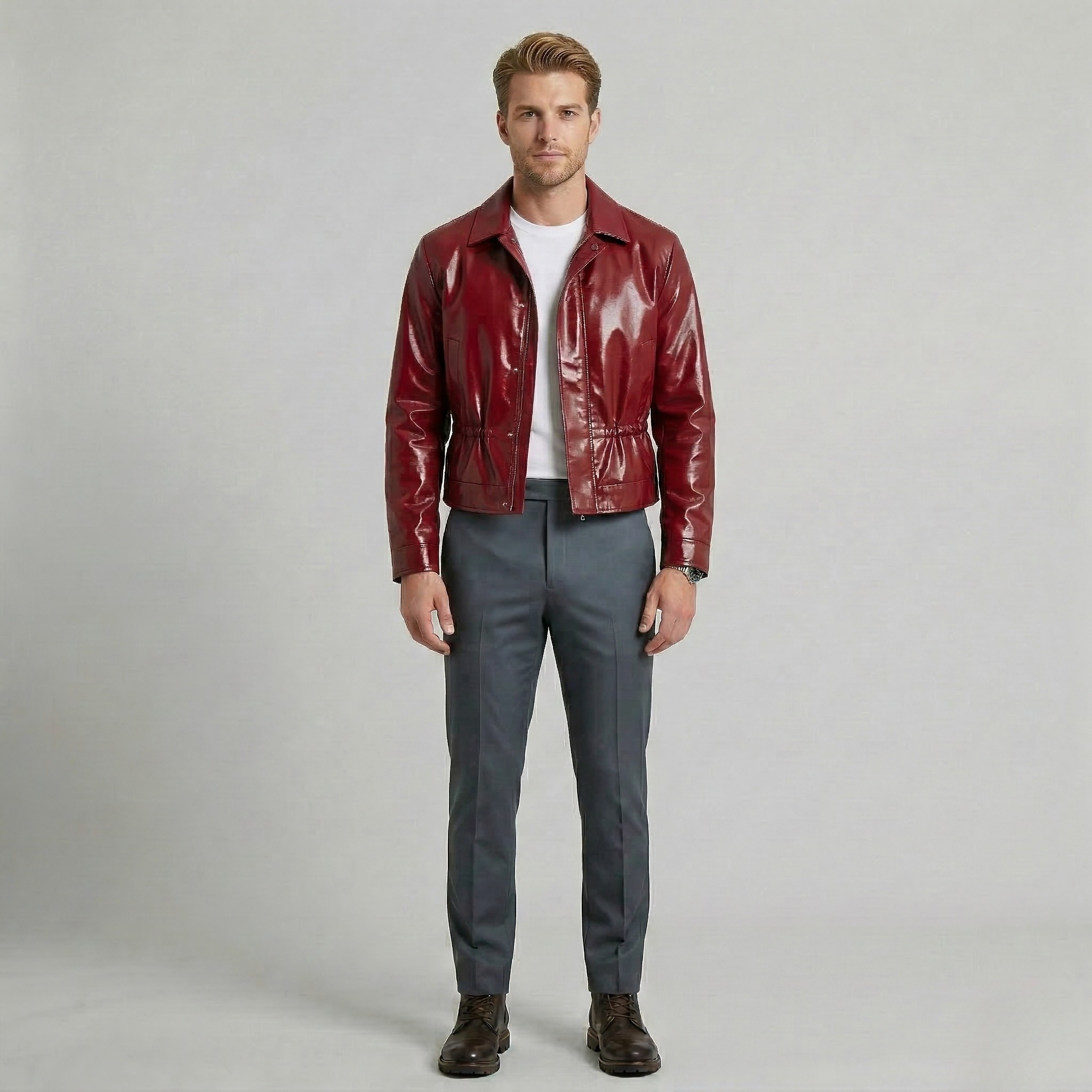 Glanset læderjakke med detaljer ved taljen