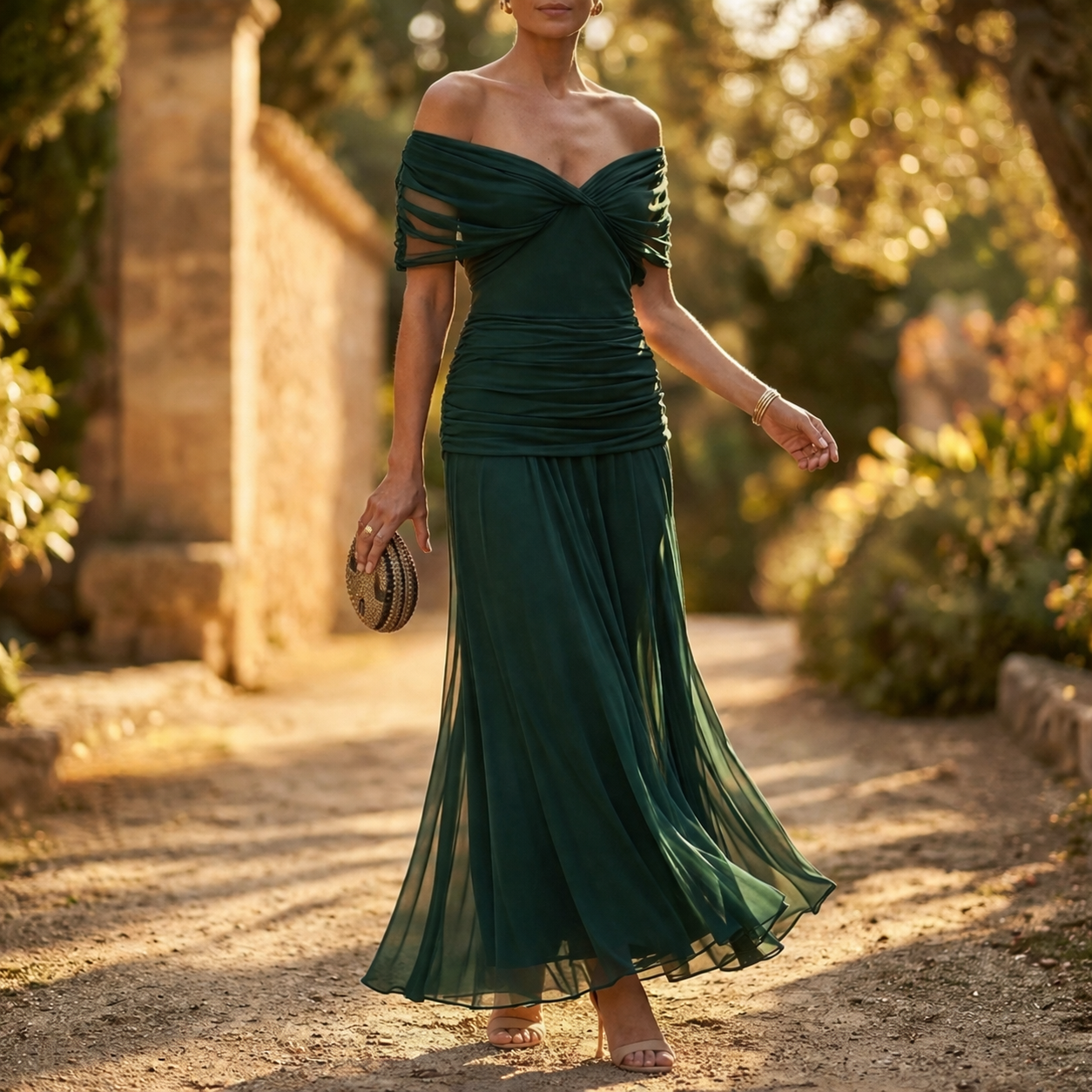 Kjole med Off-Shoulder Design | Draperet Overdel & Figursyet Snit | Elegant & Sofistikeret Stil