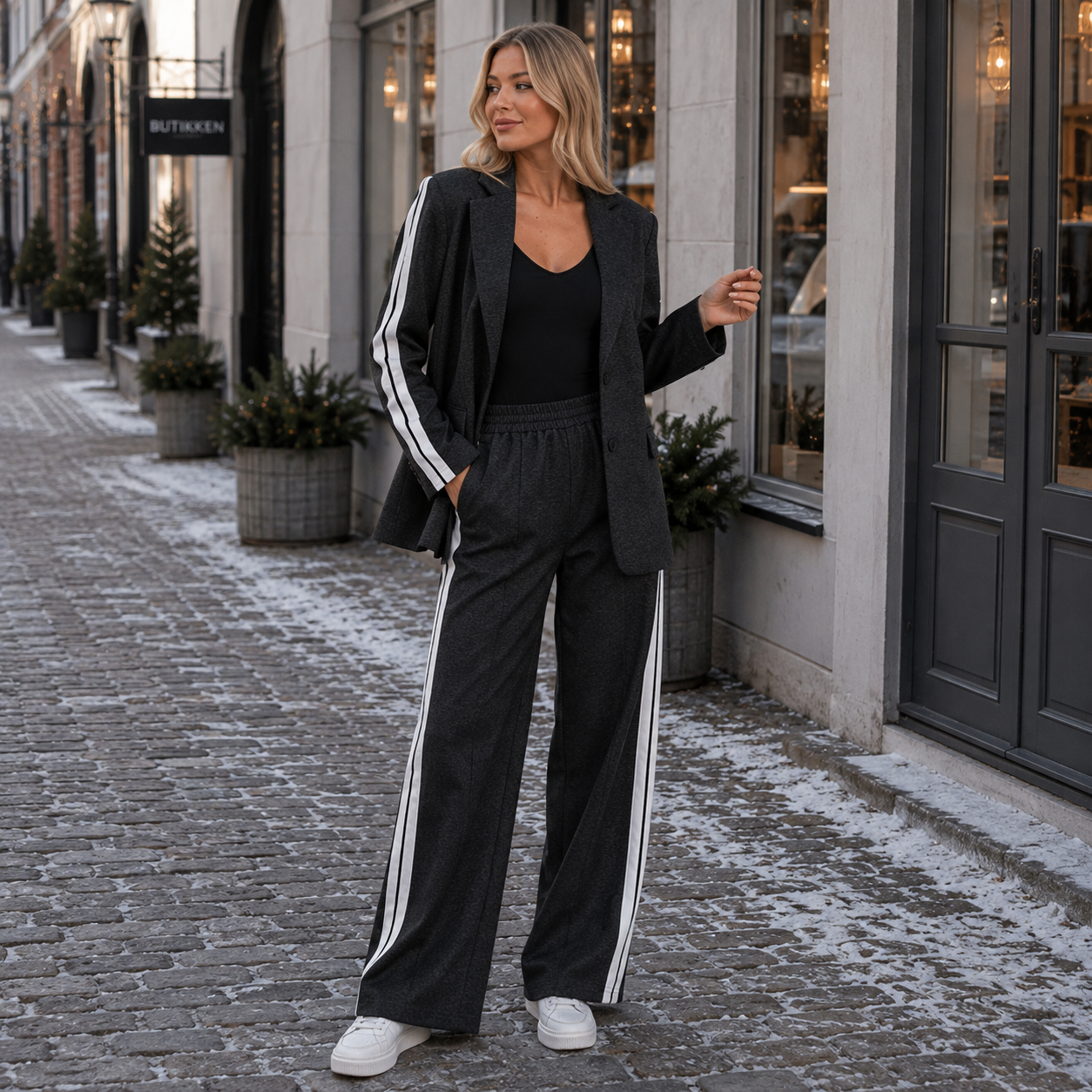 Casual Kontordragt Til Kvinder Med Blazer Og Bukser Med Sidestriber