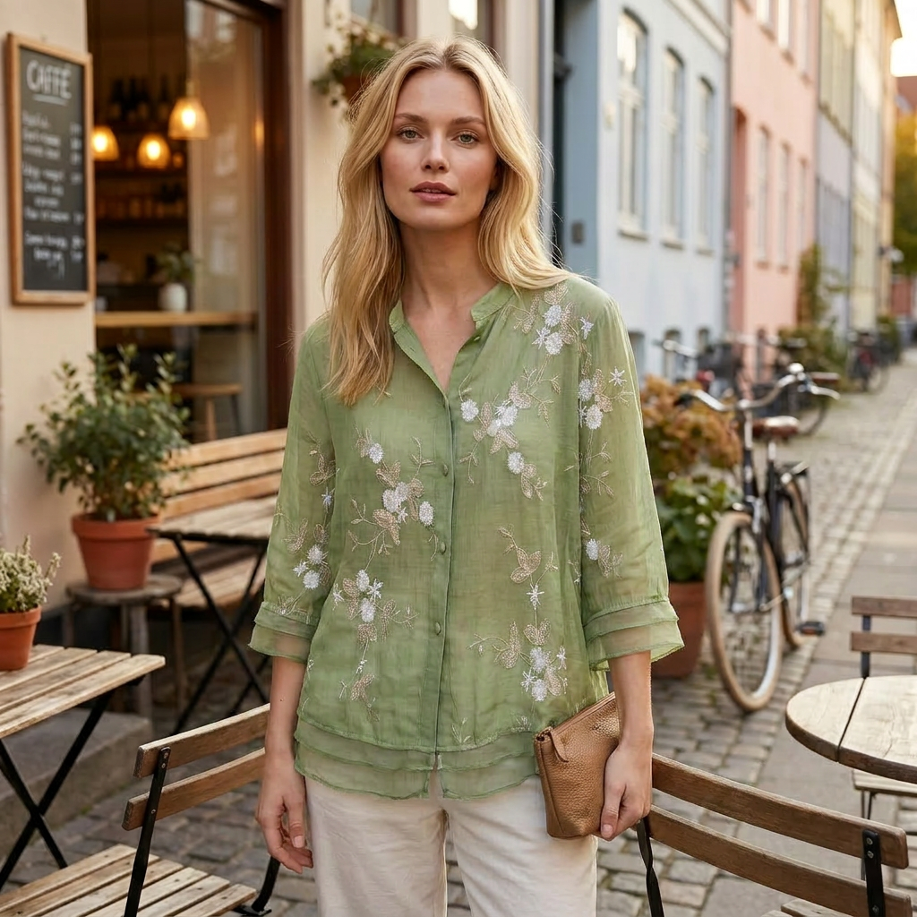 Bluse med blomsterdetaljer og broderi | Knaplukning | Let & Elegant Hverdagsstil
