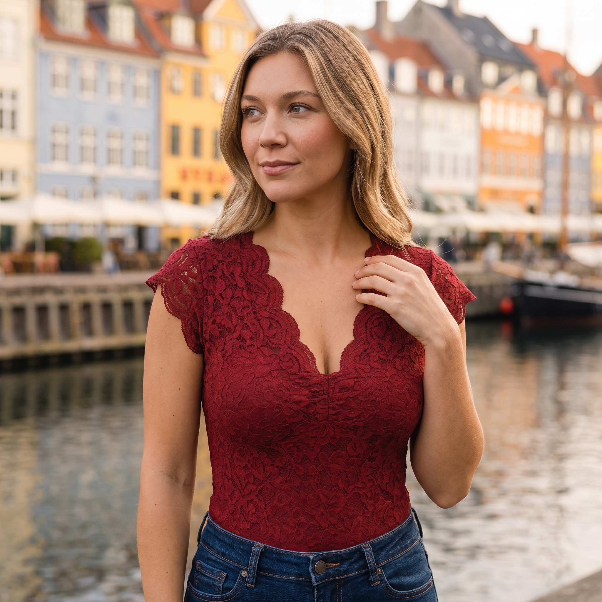 Blondebluse med V-udskæring | Feminine Blondekanter & Figurnær Pasform | Elegant Stil til Hverdag og Fest